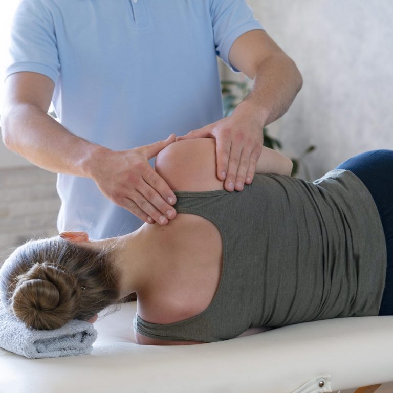 paciente-de-masaje-fisioterapeuta-cerrar